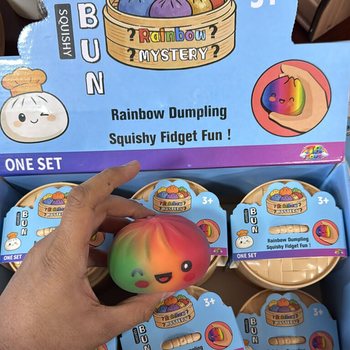 RAGE - RAINBOW Squishy Bun Dumplings STOR (8.5 x 8.5 x 4.8 Cm) - Viral 2026 Fidget Toy (12st)