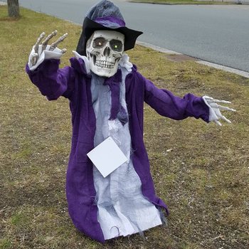LÄSKIGT SKELETT SOM KOMMER UPP UR GRAVEN MED LJUS OCH LJUD