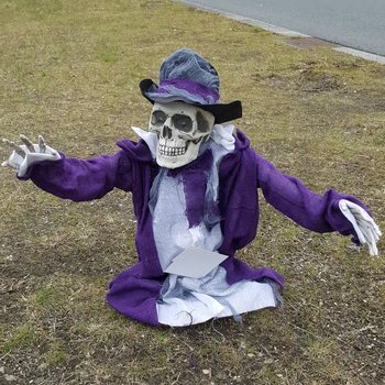 L&Auml;SKIGT SKELETT SOM KOMMER UPP UR GRAVEN MED LJUS OCH LJUD