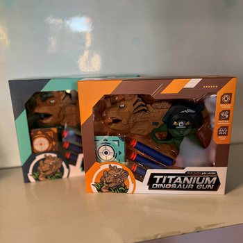 Dinosauriepistol med Pilar & M&aring;ltavla - Presentbox (2-pack)