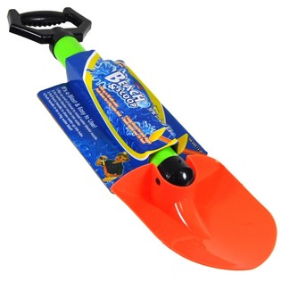 Strandspade med inbyggd vattenpistol