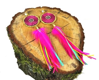 Lyxiga &ouml;rh&auml;ngen fuchsia med fj&auml;drar (1 st)