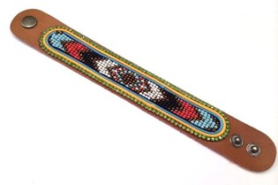L&auml;derarmband Aztek med gr&ouml;n strass (1 st)