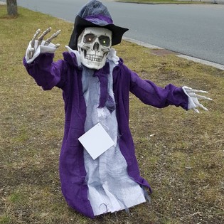 L&Auml;SKIGT SKELETT SOM KOMMER UPP UR GRAVEN MED LJUS OCH LJUD